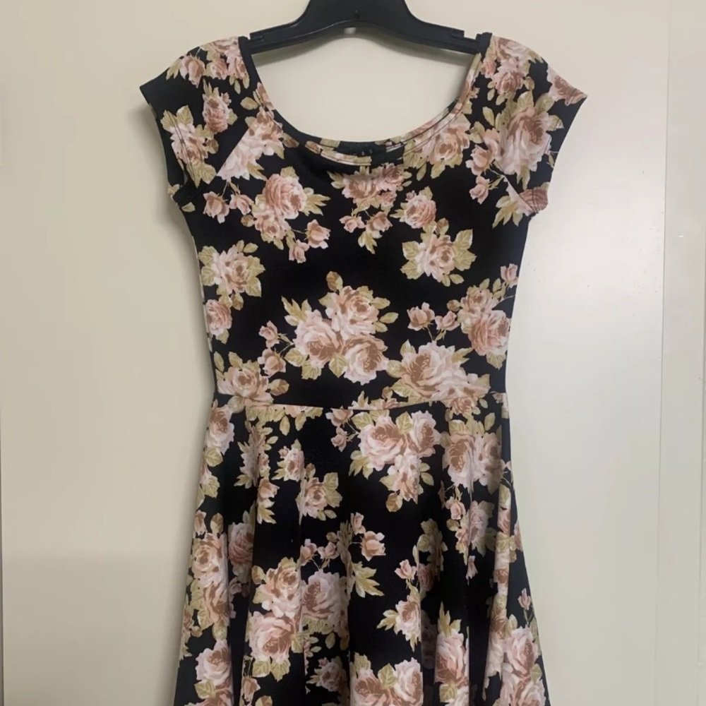 Floral Fit and Flare Dress size M Stretchy Wrinkles Free